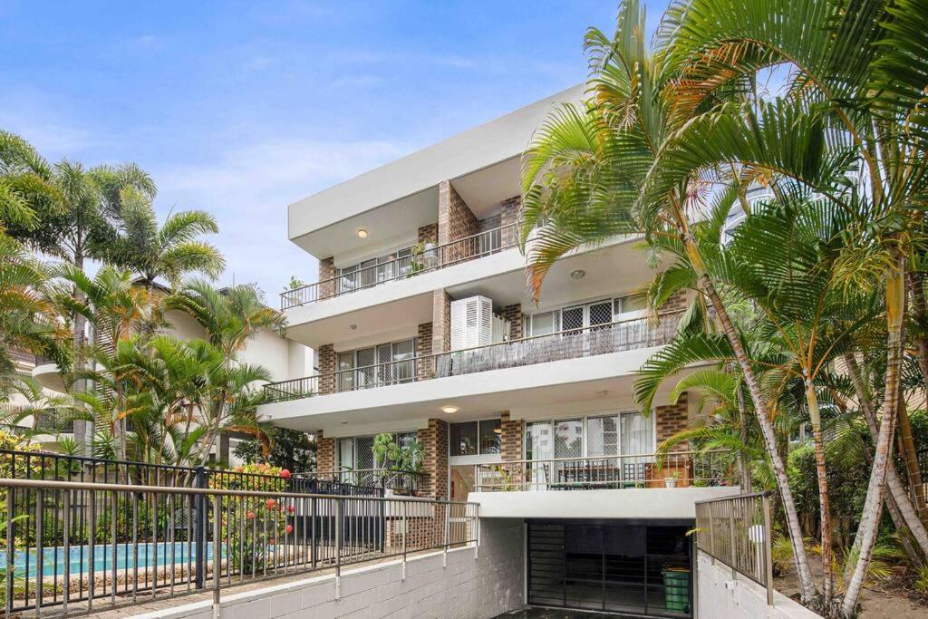 Blush on Broadbeach- beachside and pet friendly, 3rd floor walk up - Ferienwohnung Gold Coast
