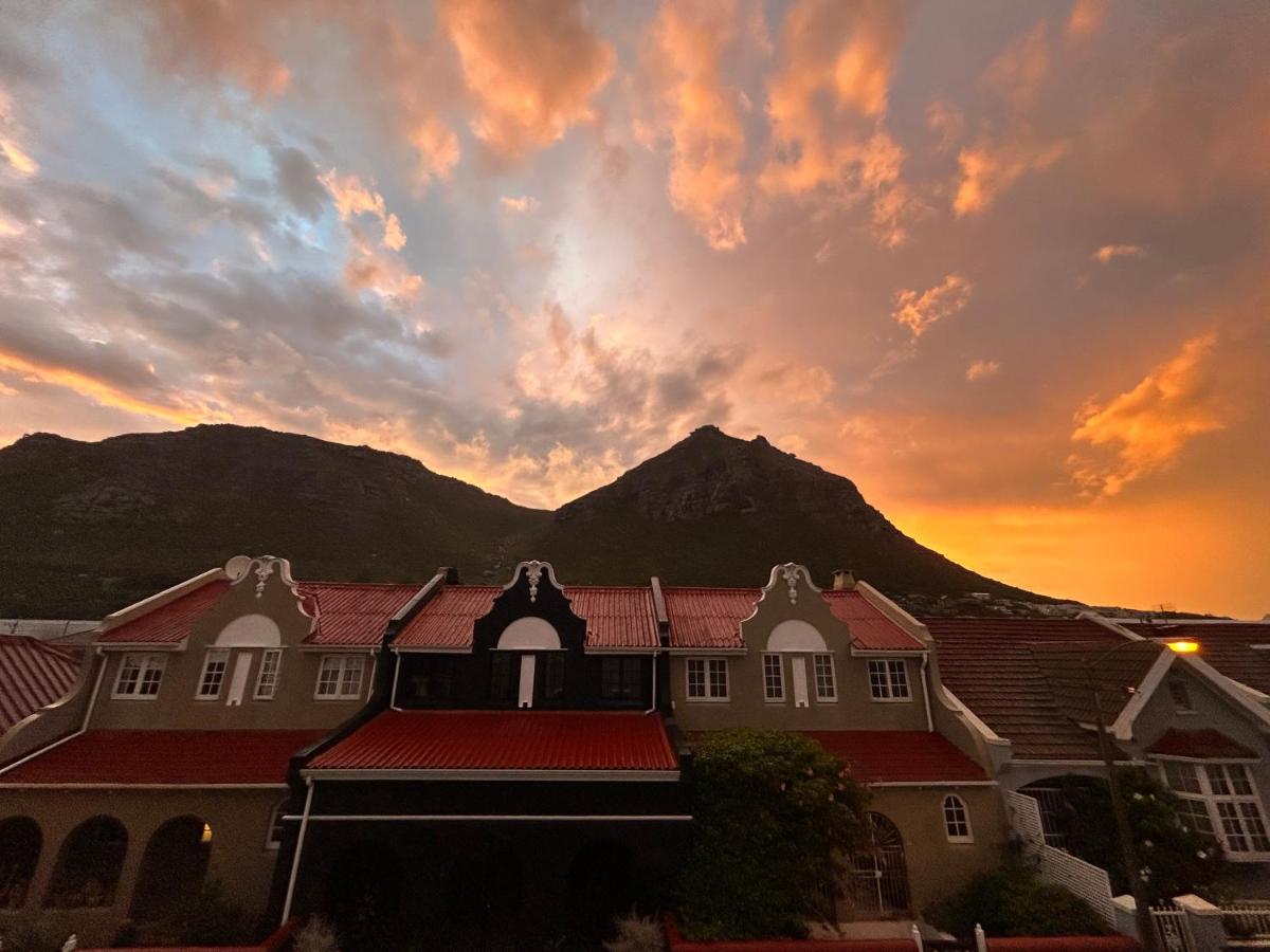 ‘The Black Pearl’ - Surfers Corner, Muizenburg - B&B