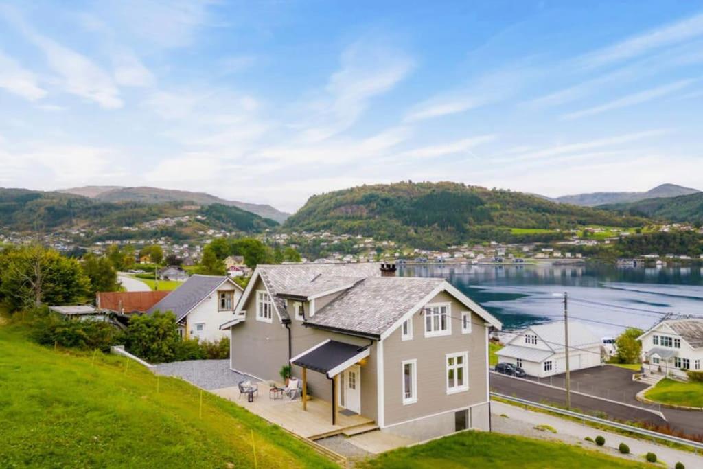 B&B Øystese - Hardangerfjord View - luxury fjord-side holiday home - Bed and Breakfast Øystese