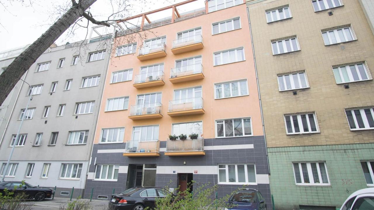 School Apartment - Your Unique Place in Prague by metro Vyšehrad - B&B