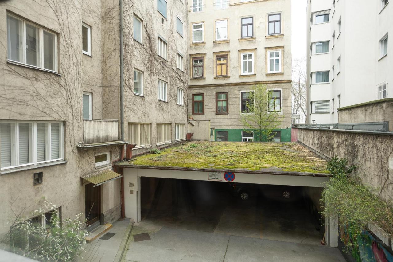 A 2-bedroom apartment with a king-size bed and a balcony is located just a 15-minute walk from Stephansplatz. - Ferienwohnung