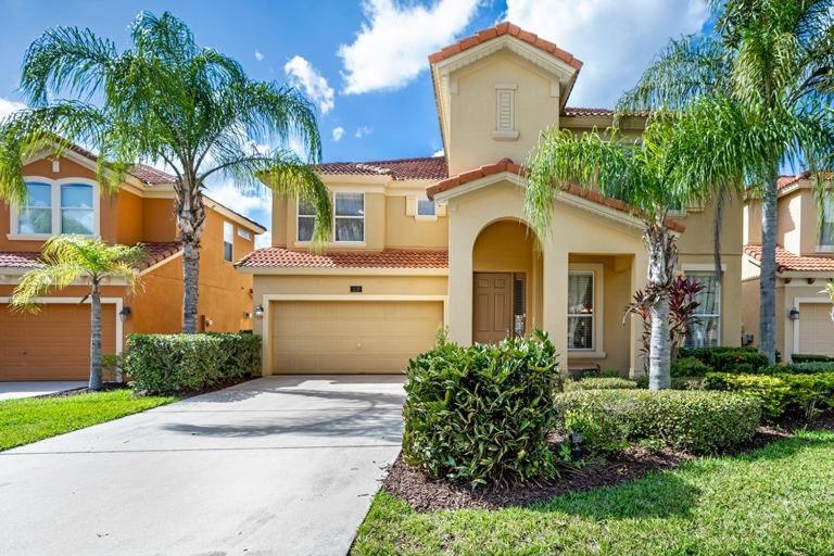 Lakeview 6-Bedroom Retreat with Game Room, Private Pool, Spa & Resort Amenities - Ideal for Families & Groups - Chambres d'hôtes Kissimmee