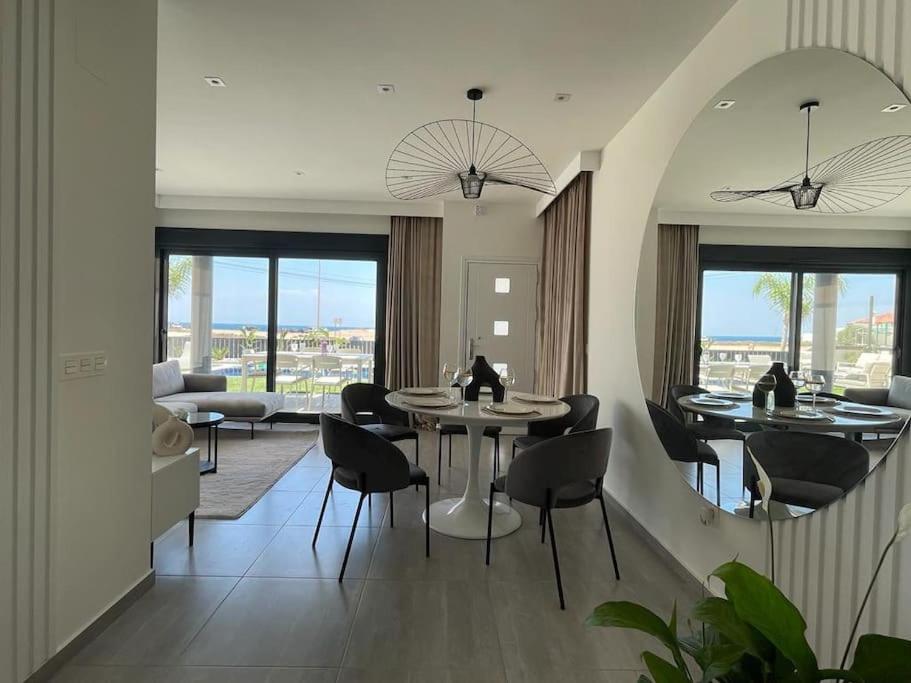 Luxury Villa with pool 1st line the sea - B&B Torrevieja