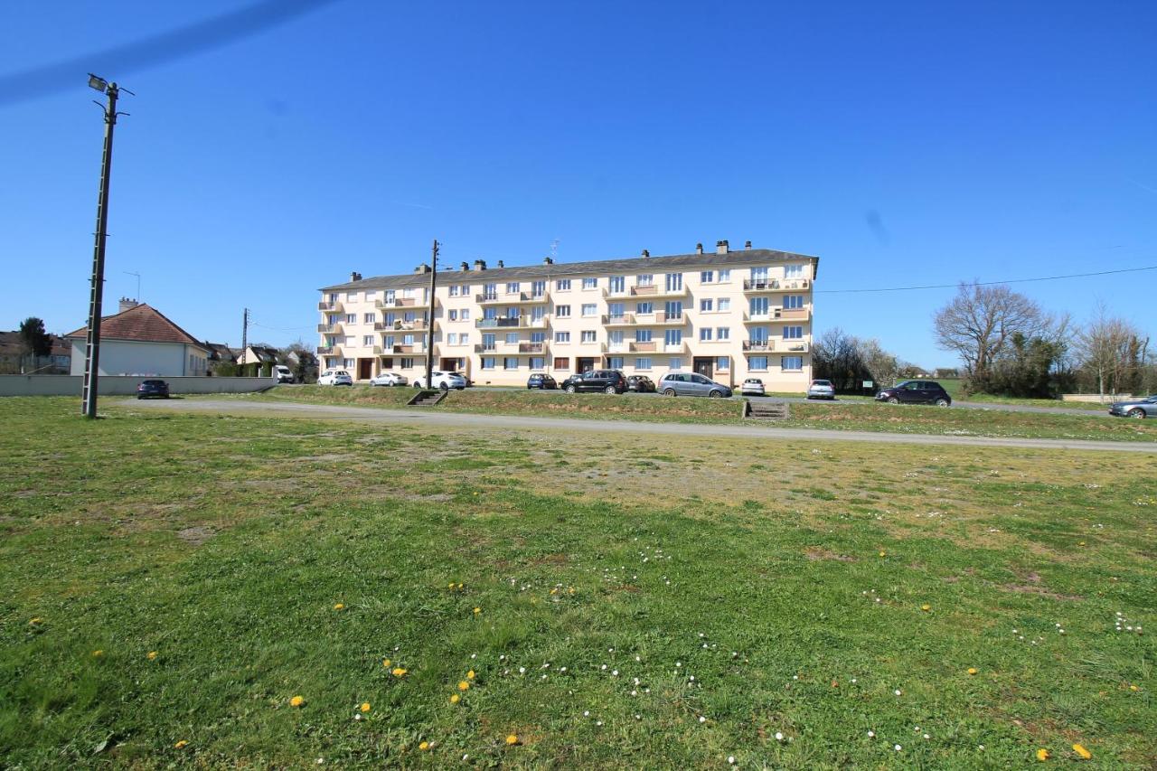 Lacolline-ponthebert,com - Appartement Entier Rénové -Grand Parking gratuit, Tout équipé, Confortable, Netflix et Amazon Prime Gratuits et Illimités, Matelas Emma, Lave Linge, Vue sur la Vallée, RDC - B&B