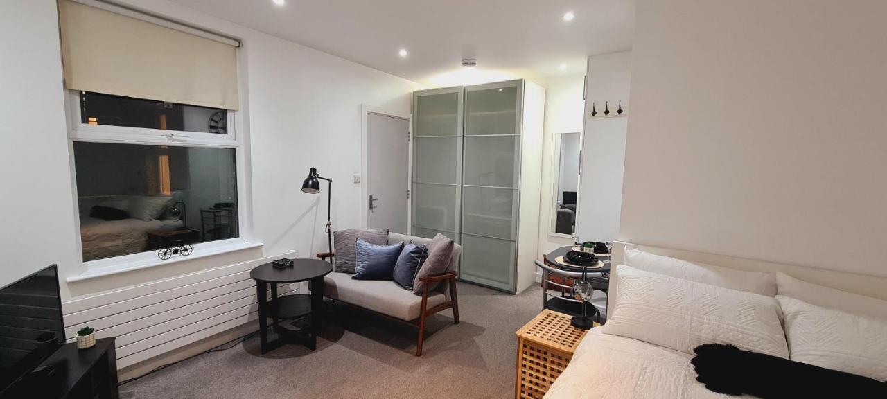 B&B London - Maple House - Inviting 1-Bed Apartment in London - Bed and Breakfast London