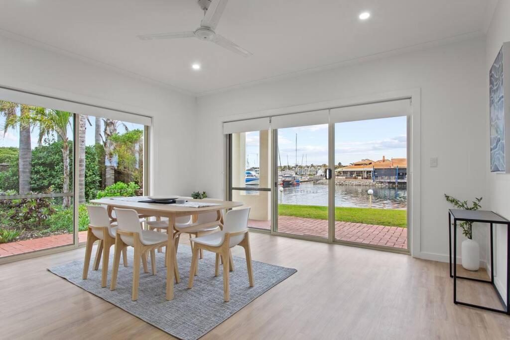 B&B Port Lincoln - Waterfront Townhouse - Picturesque Marina Views - Bed and Breakfast Port Lincoln