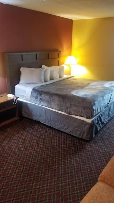 B&B Stillwater - OSU King Bed Hotel Room 121 Wi-Fi Hot Tub Booking - Bed and Breakfast Stillwater