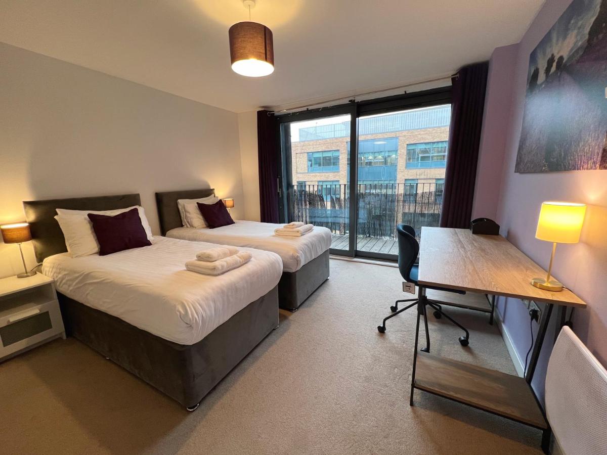 B&B Maidenhead - Glorious 2BR APT in Maidenhead Town Centre - FREE Parking, Wi-Fi & Netflix - By JDF Property - Bed and Breakfast Maidenhead