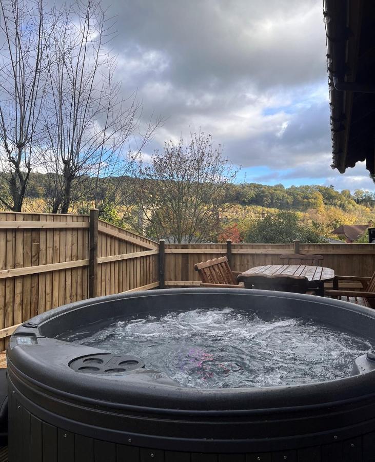 B&B Leominster - Countryside 3 Bedroom Log Cabin With Private Hot Tub - Ash - Bed and Breakfast Leominster