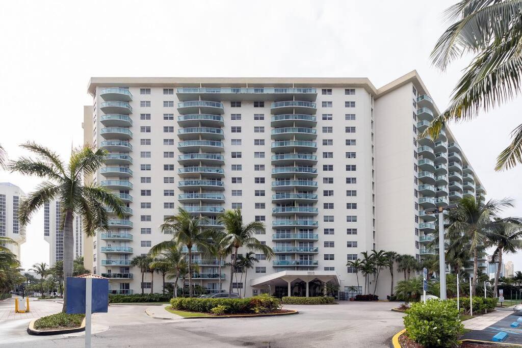 Stunning & Spacious Resort-Style Condo Across From Beach! - Chambres d’hôtes Miami Beach