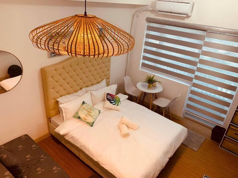 Studio Unit for Staycation with Wi-Fi & Netflix near BGC, Taguig - Additional P150 per head for Pool Access - Bed and Breakfast