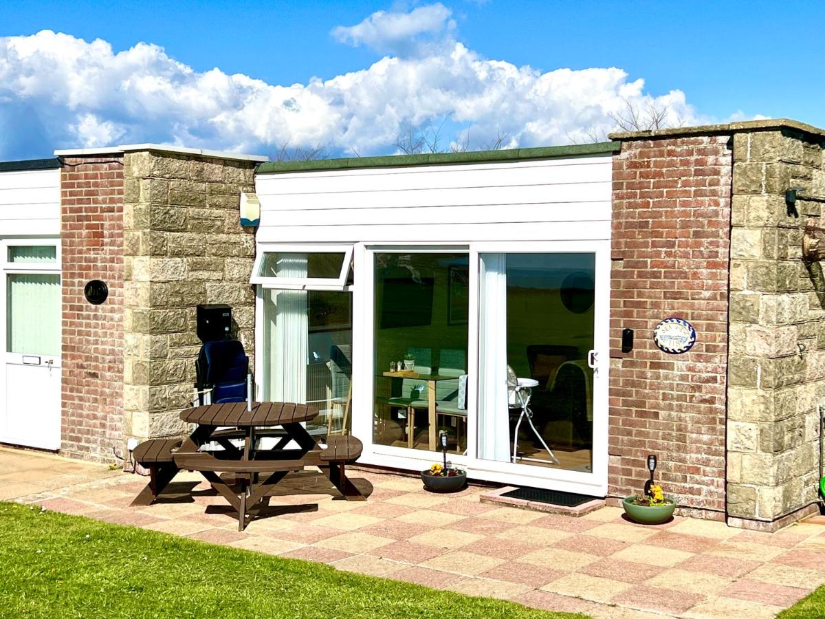 SEAVIEW self-catering coastal bungalow in rural West Wight - B&B Freshwater