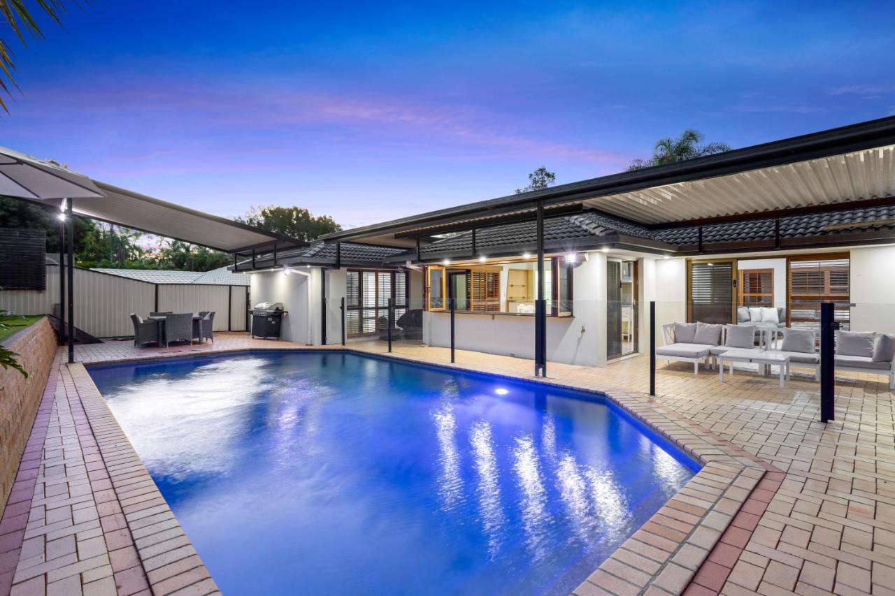 B&B Gold Coast - Spacious 4 Bedroom Entire Home with Pool - Robina, Gold Coast - Bed and Breakfast Gold Coast