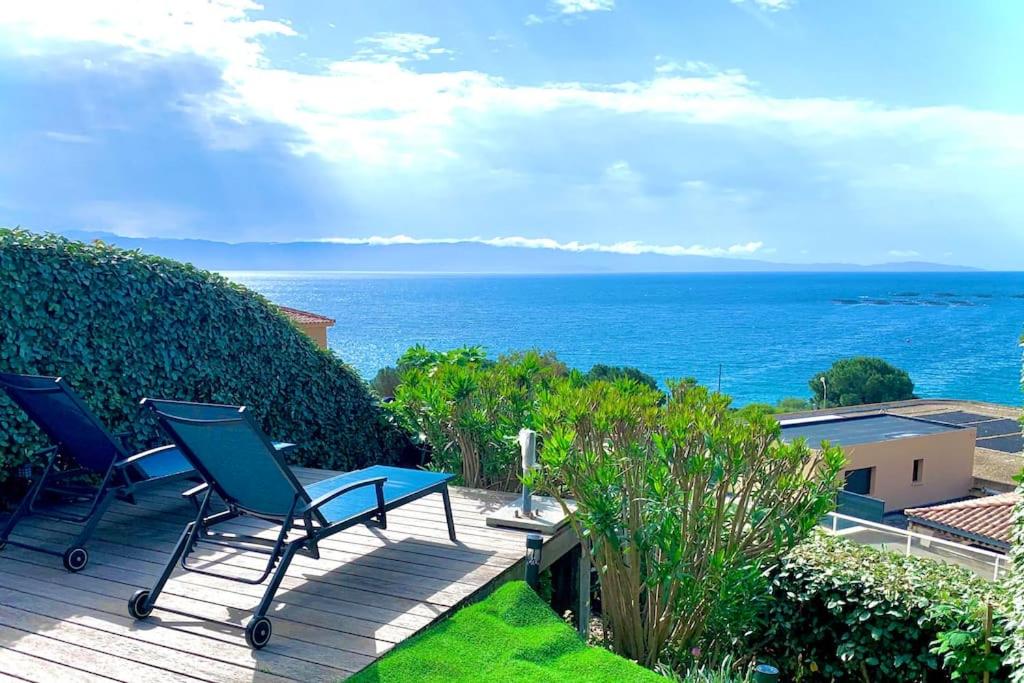 Ajaccio maison bord de mer dans résidence avec piscine - Bed and Breakfast