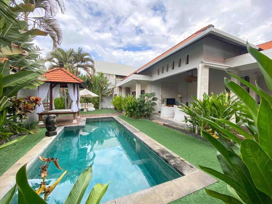 Spacious 3-Bedrooms Villa Kamari in Berawa - Chambres d’hôtes Canggu