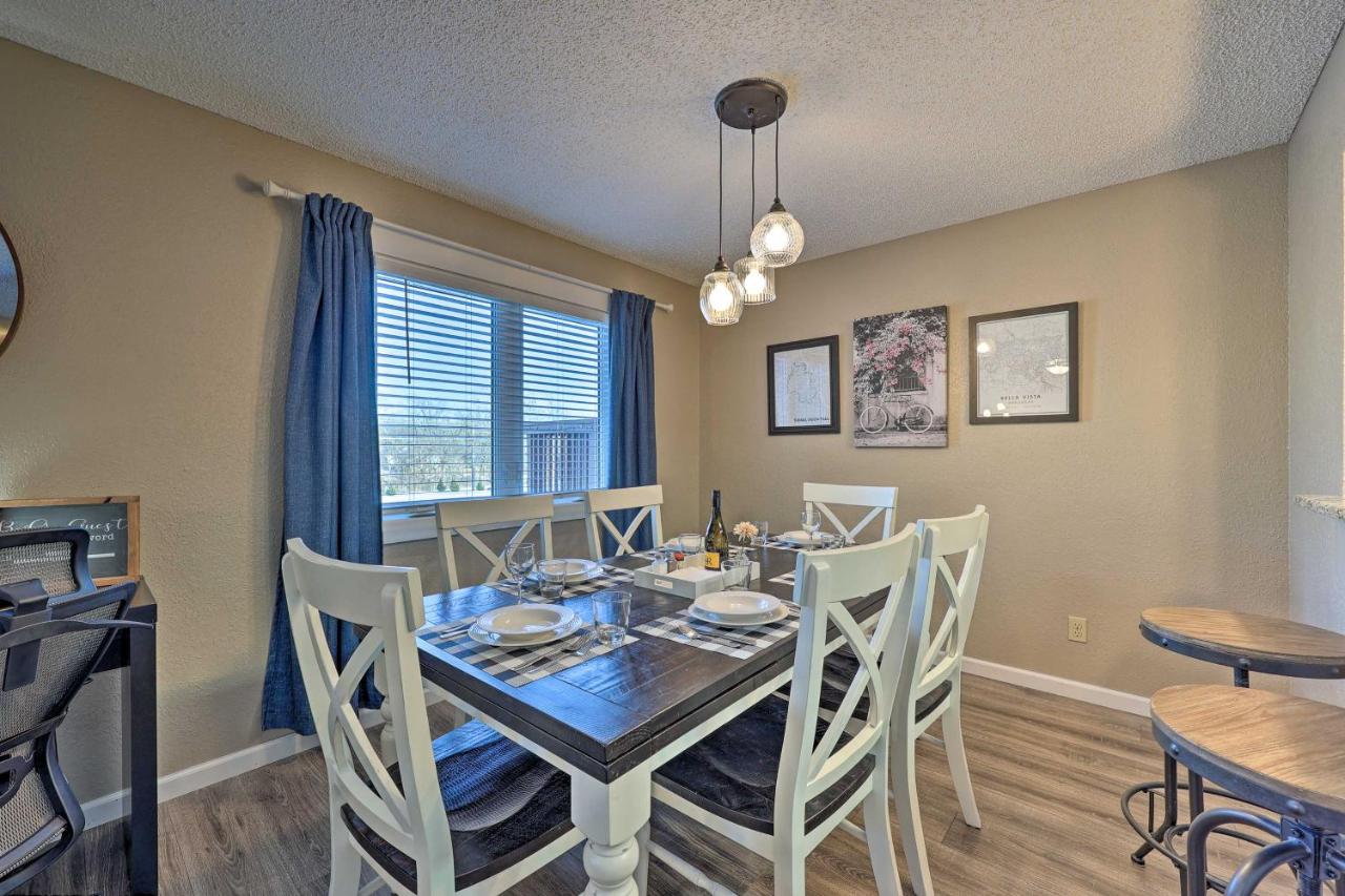 Bella Vista Home with Deck and Trails On Golf Course! - Chambres d’hôtes