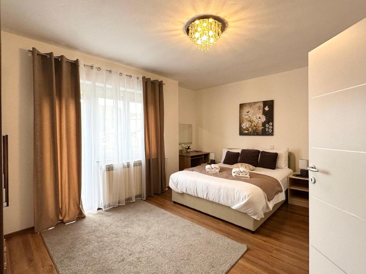 Holiday house "Mimoza" 2 massage pools - B&B Otočac