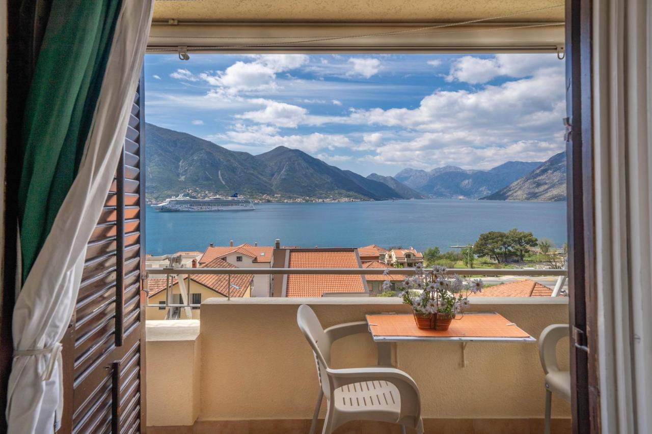 B&B Kotor - Seaside Serenity: 2-Bedroom Apartment with Boka Bay View - Bed and Breakfast Kotor