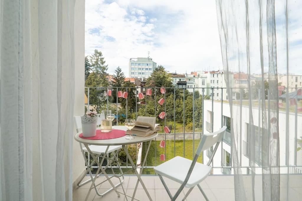 B&B Brno - Garden View Studio with a balcony (self check in) - Bed and Breakfast Brno