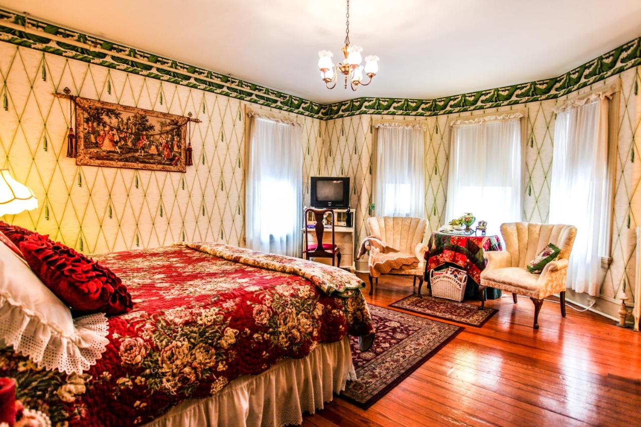 Deluxe King Room with Shower