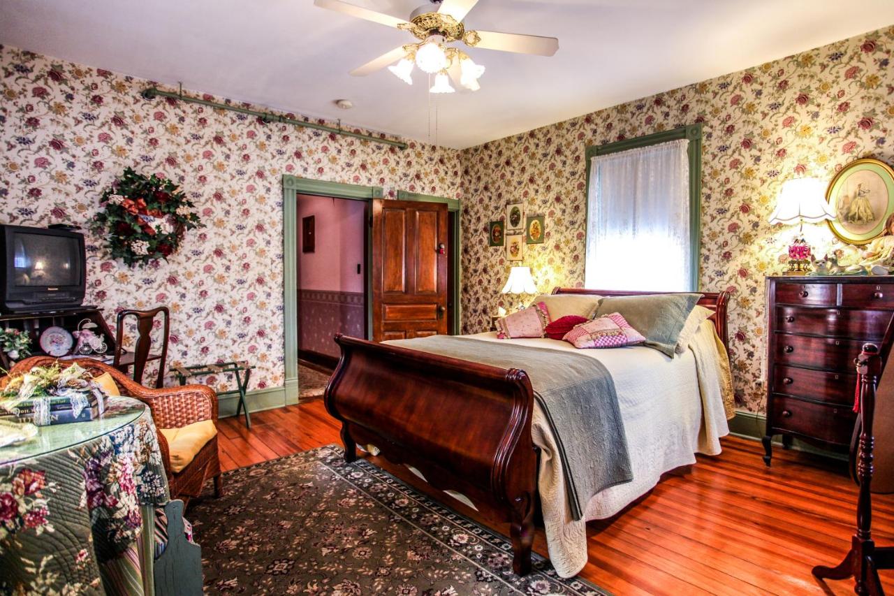 Deluxe Queen Room with Tub or Shower and Porch