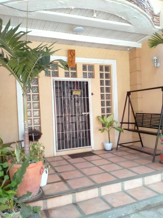 B&B Laoag - Chelsiefaye Guest House - Bed and Breakfast Laoag