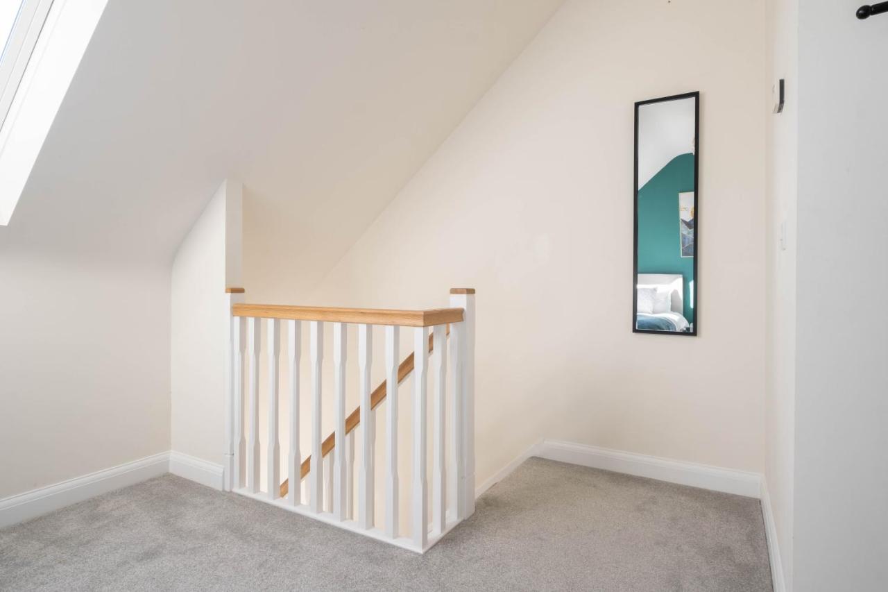 Beautiful and comfortable home away from home with free parking, fast wifi and white crisp hotel standard linen hosted by Our Home Short Stays - B&B