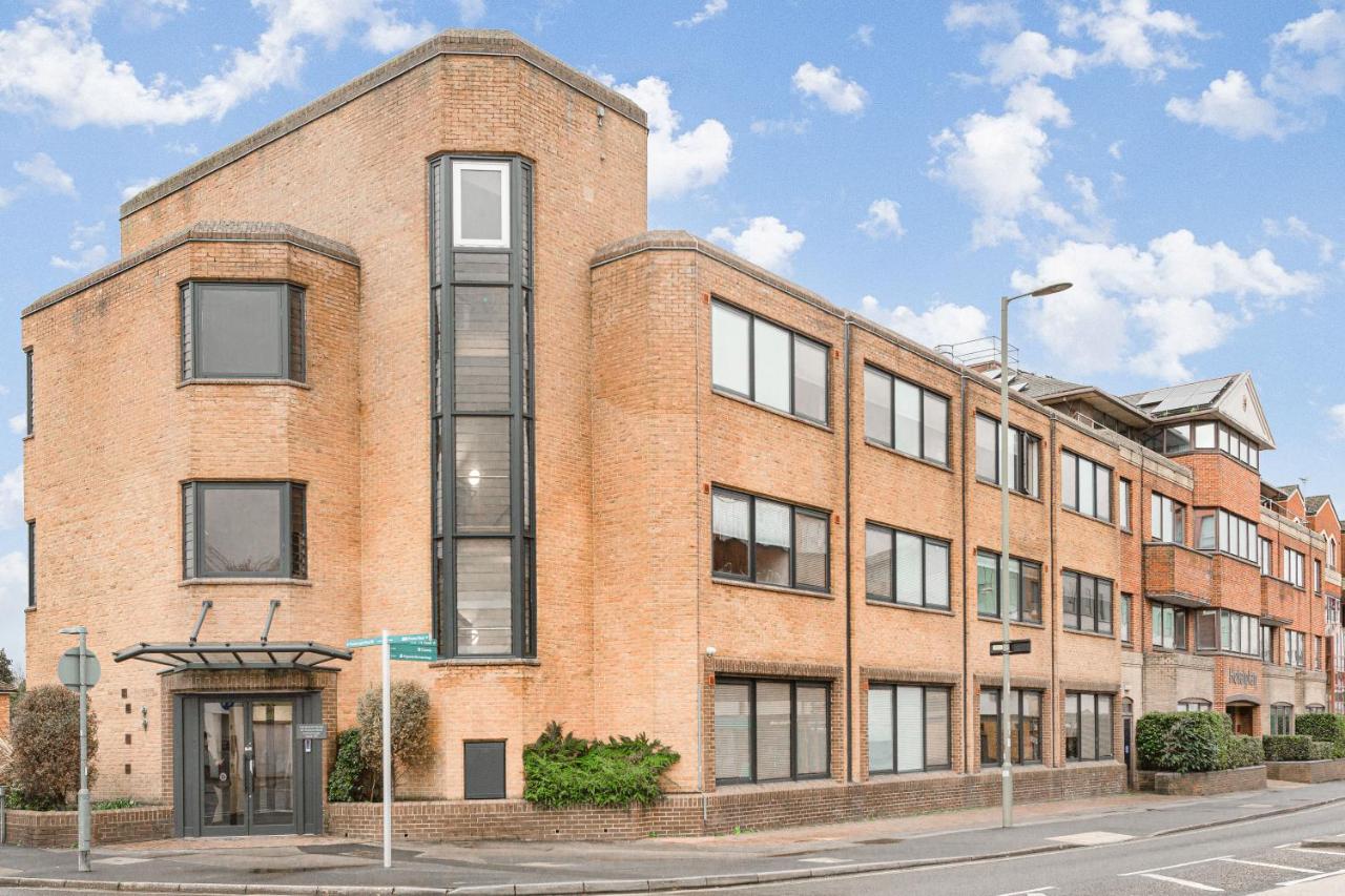 Modern Apt, town centre, 4 guests, pkg, wifi by Tent serviced apartments - Bed and Breakfast