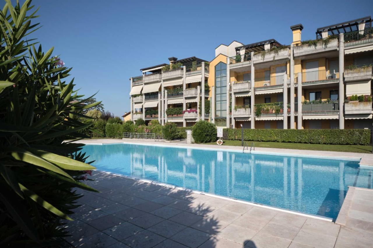 Sidonia apartment for three people in a residence with swimming pool. - Chambres d’hôtes Desenzano del Garda