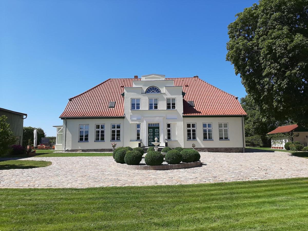 B&B Neuburg - Gutshaus Neu Farpen - Bed and Breakfast Neuburg