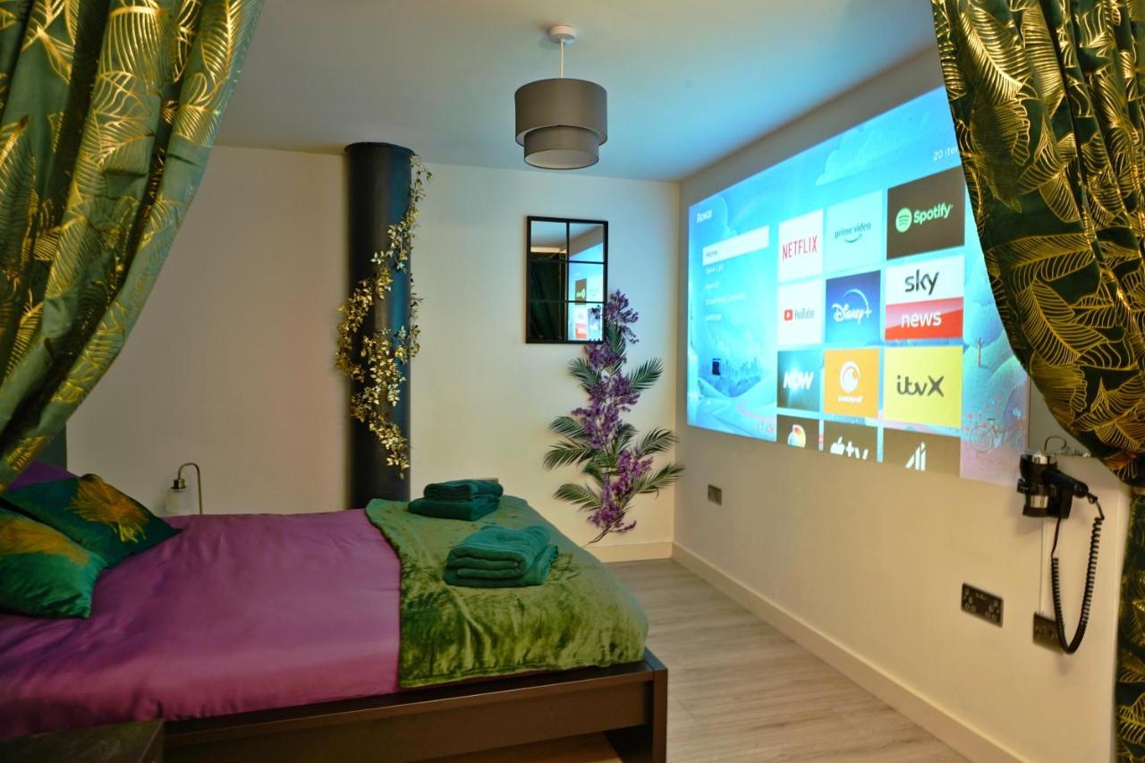 B&B Bradford - NEW Luxury NYC Style Loft with Cinema Room - Bed and Breakfast Bradford