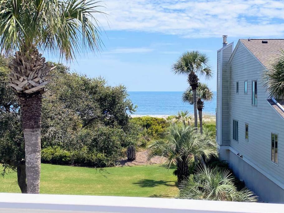 B&B Isle of Palms - Beach Club Villa 27 - Oceanview Walkout by Beach and Pool - Bed and Breakfast Isle of Palms