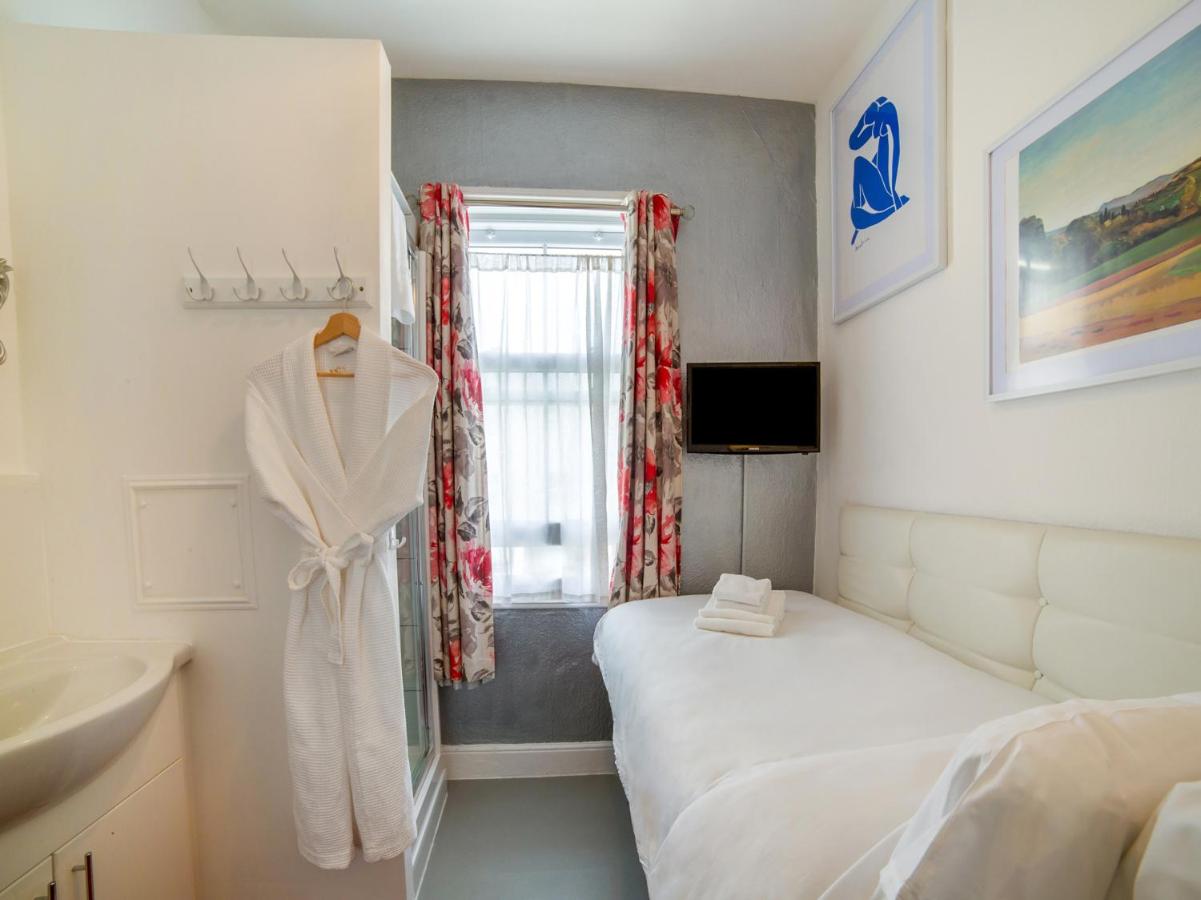 Single Room with Shared Toilet