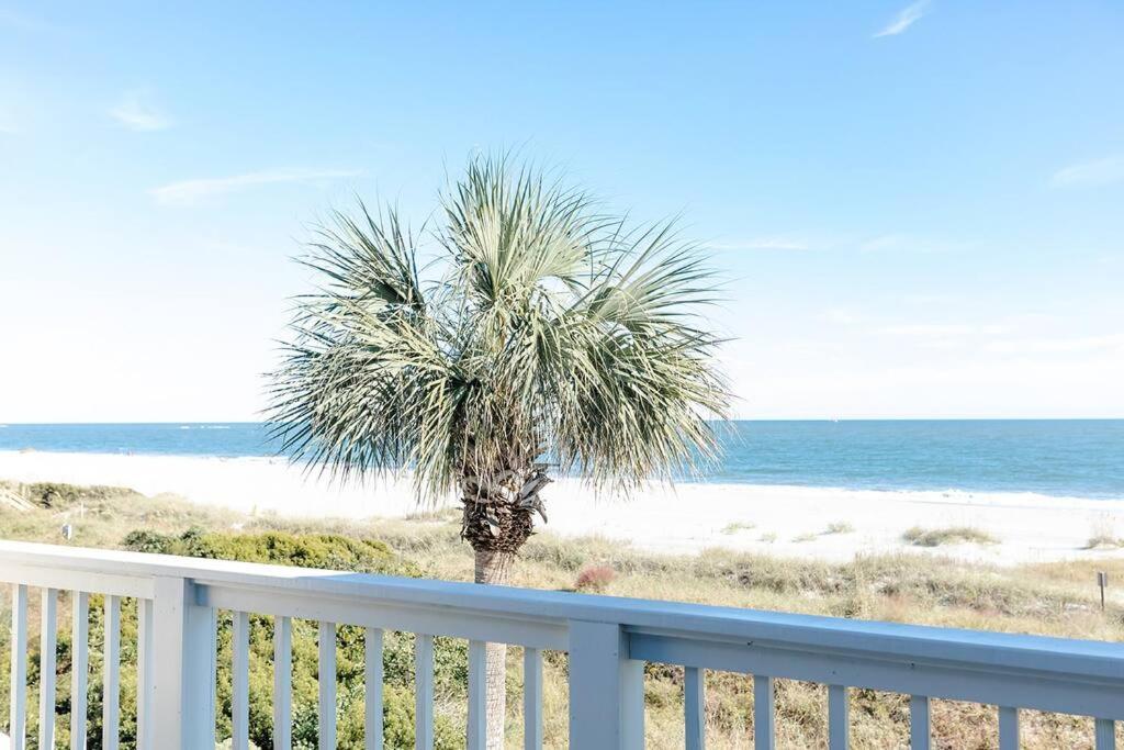 B&B Isle of Palms - Beach Club Villa 32 - Newly Renovated! Direct Oceanfront - Bed and Breakfast Isle of Palms