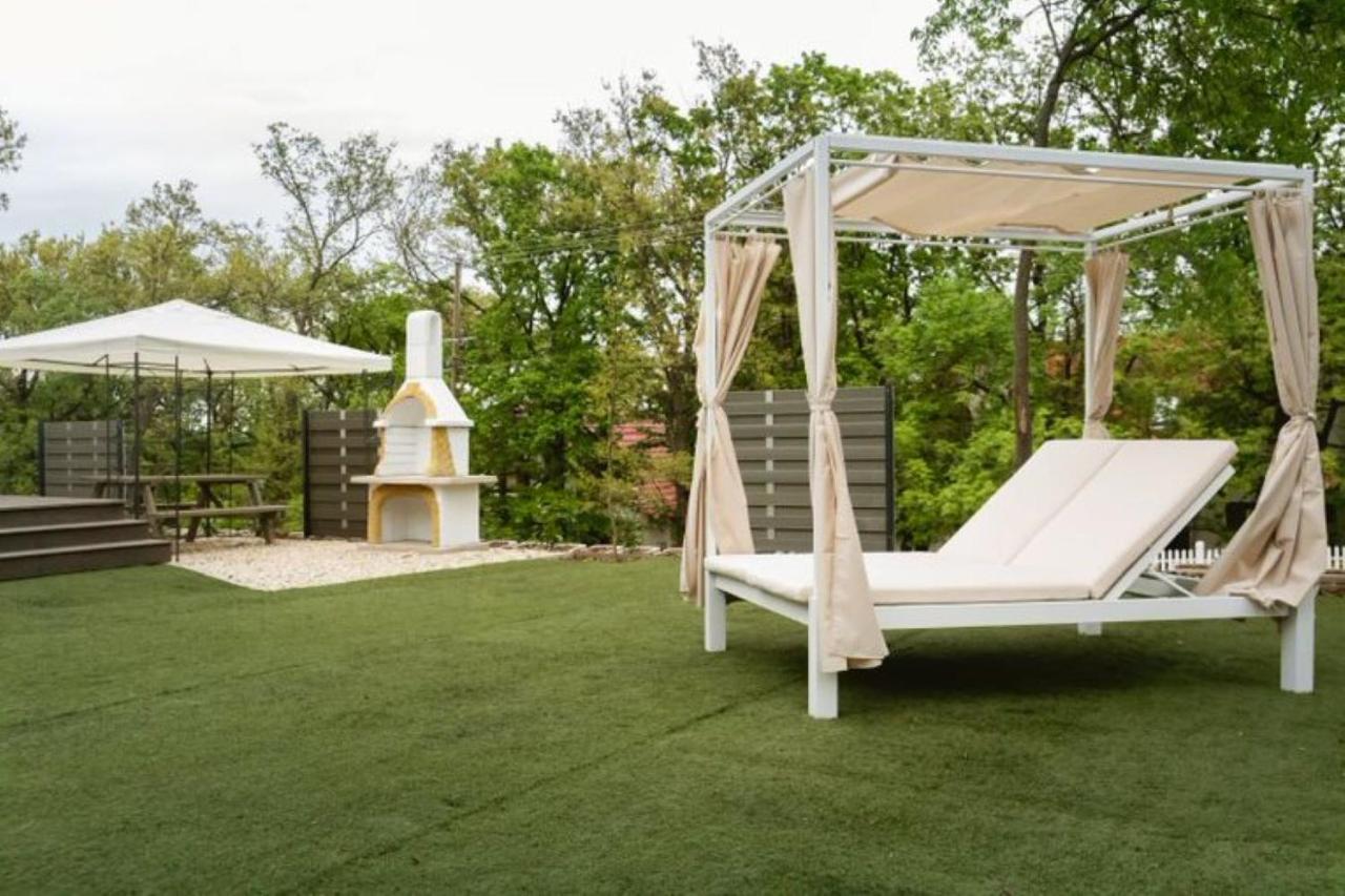 Bowery Guest Houses - Árnyas vendégházak - jakuzzi használattal - B&B Balatonalmádi