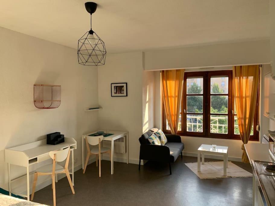 B&B Saint-Etienne - Saint Etienne Grand studio proche tout accès - Bed and Breakfast Saint-Etienne