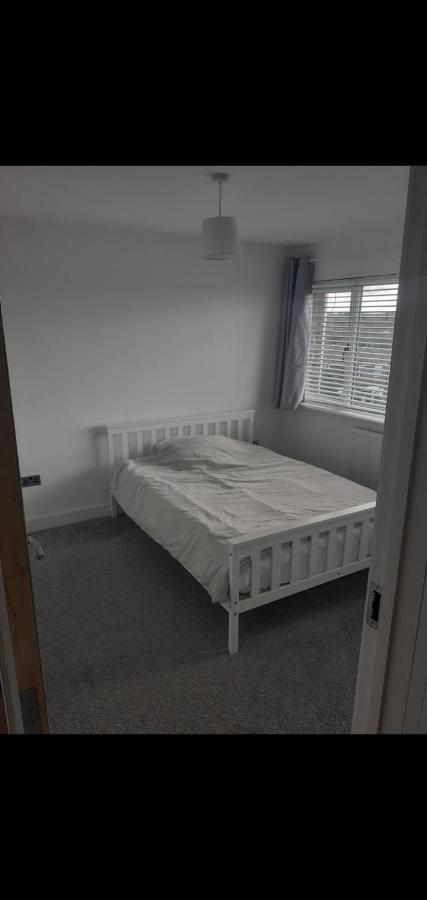 B&B Crawley - Short and Long Night Stay - very close to Gatwick and City Centre - Private Airport Holiday Parking - Early Late Check-ins - Bed and Breakfast Crawley