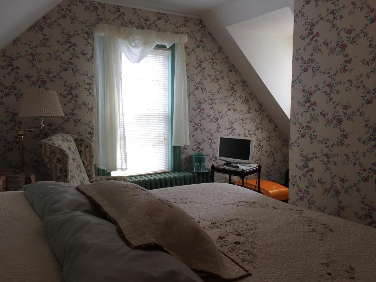 Budget Zimmer mit Kingsize-Bett und Meerblick