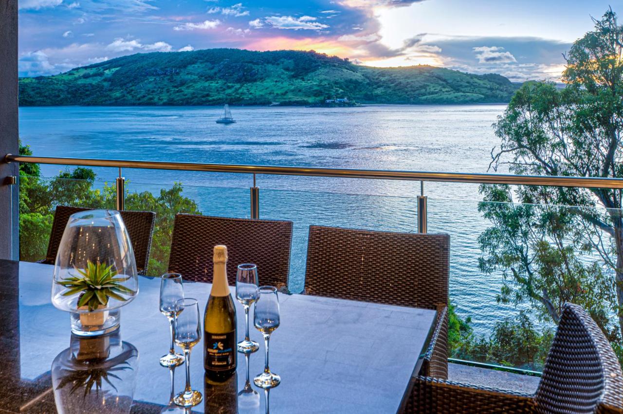 B&B Hamilton Island - Edge 2 - Oceanfront Luxurious and Spacious 4 Bedroom Split Level Apartment with buggy and valet service - Bed and Breakfast Hamilton Island