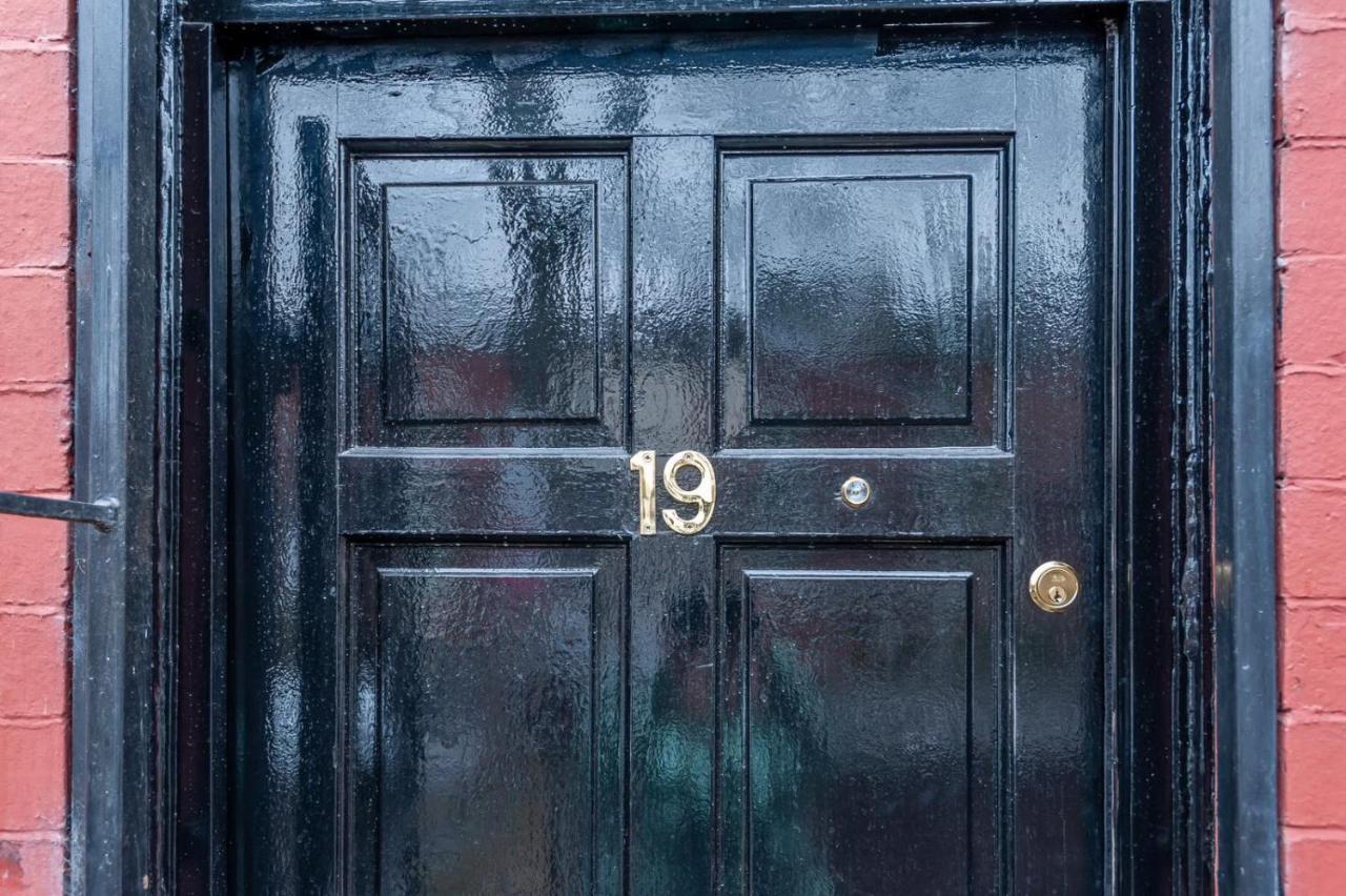 Leeds 4-Bed House - Sleeps 9 Free Parking & WiFi - B&B