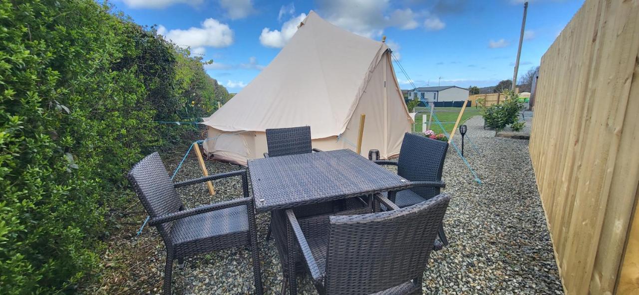 B&B Gwredog - B&B Glamping Bell Tents at The Ring Pub - Bed and Breakfast Gwredog