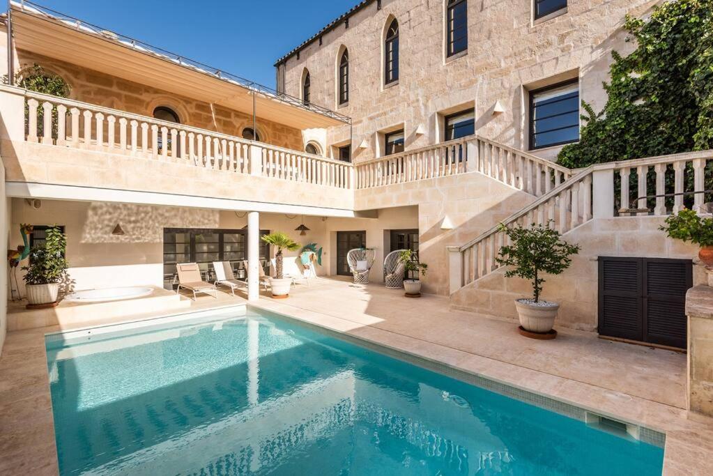 Sa Capella : Ancienne chapelle rénovée avec piscine - B&B Mahon