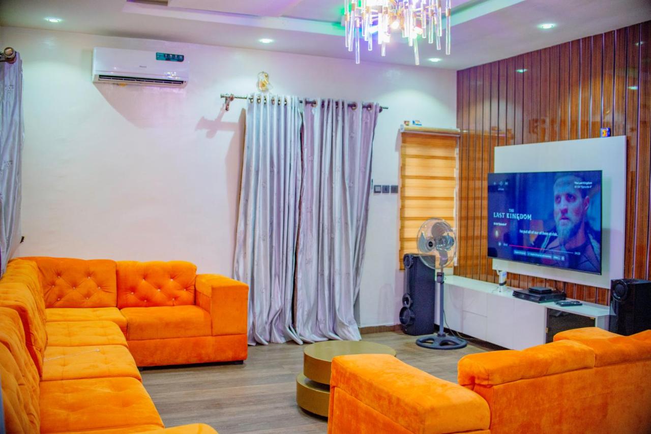 B&B Lagos - Superb 2-Bedroom Duplex FAST WiFi+24Hrs Power - Bed and Breakfast Lagos