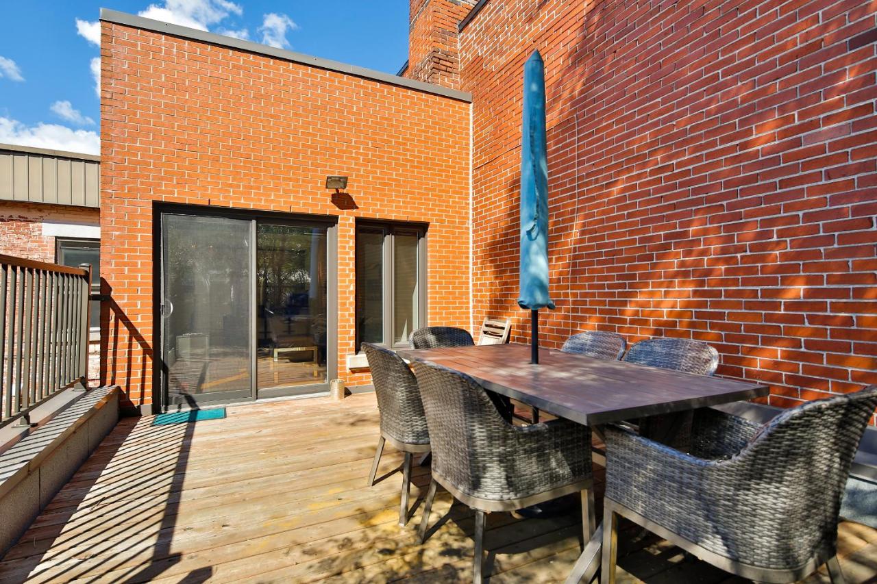 STUNNING full APARTMENTS - stocked KITCHENS - WASHER & DRYERS - WORKSPACE PROVIDED - FAST WIFI - LOCATED on the FAMOUS ST Denis street - Near METRO MONT ROYAL - Chambres d'hôtes Montréal