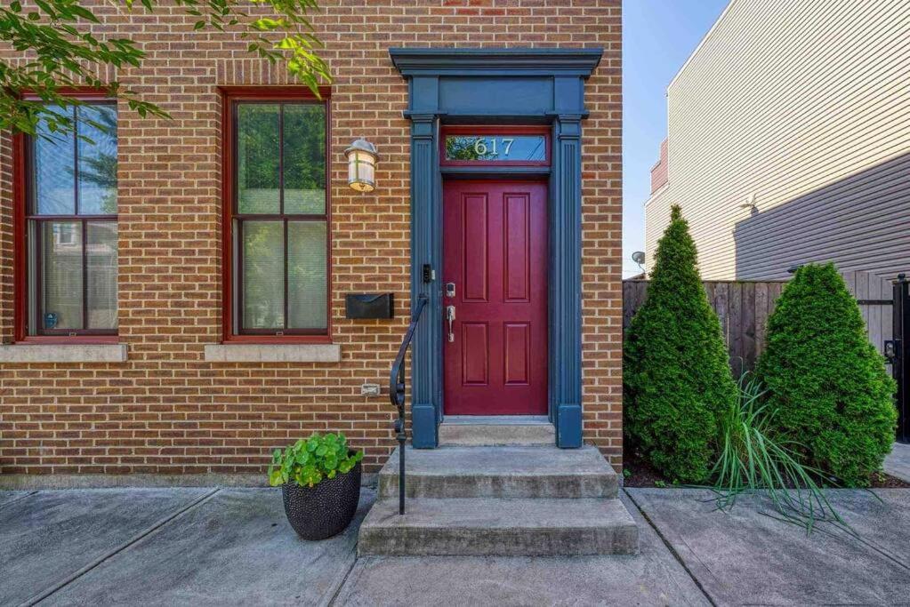 4 Bedroom 3 Bath Sleeps 10 Pet Friendly Private Backyard, 2 Car Garage, City Views, Close to all Stadiums and Casino - Ferienwohnung