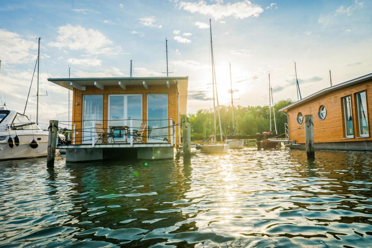 Komfort-Hausboote am Naturhafen Krummin - B&B Krummin