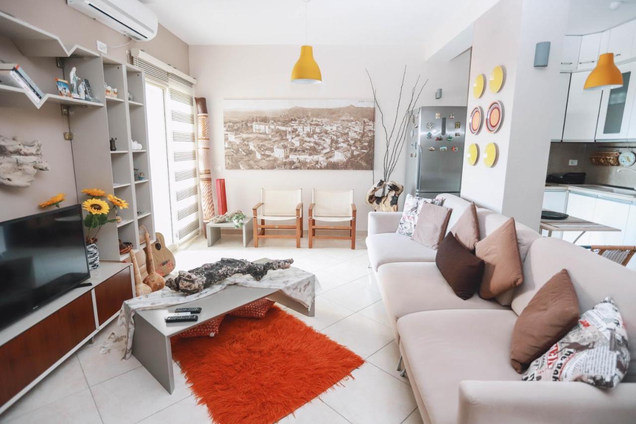 B&B Vlorë - Large apartment near the seaside Boulevard Lungomare - Bed and Breakfast Vlorë