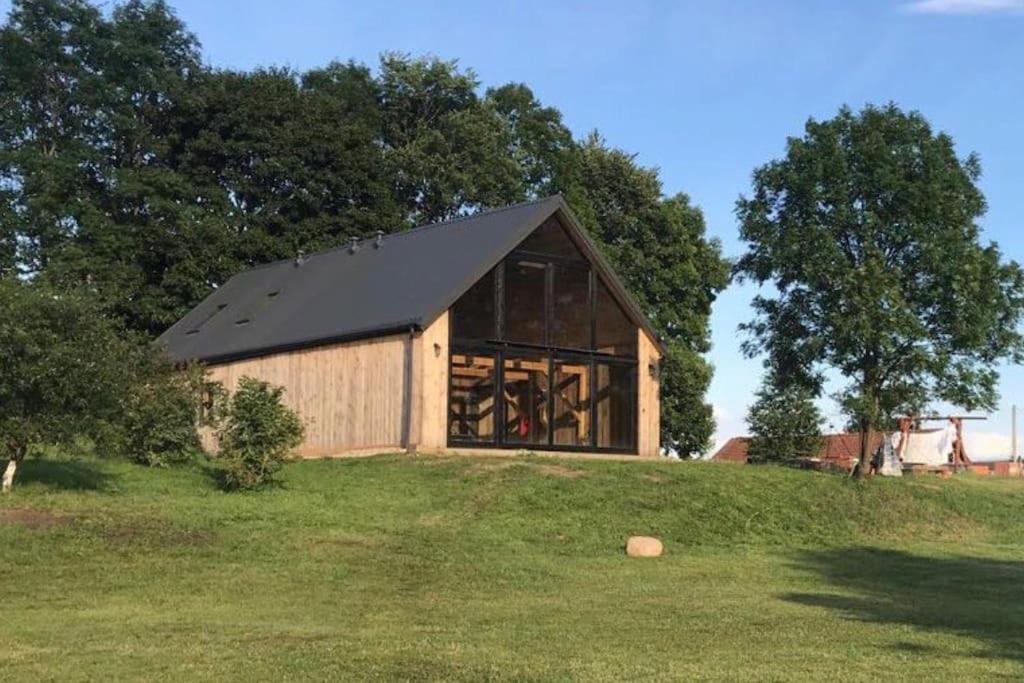 Modern Barn Home & Sauna by the lake, przytulnastodola, Stodoła nad jeziorem na Mazurach - Chambres d'hôtes Ełk