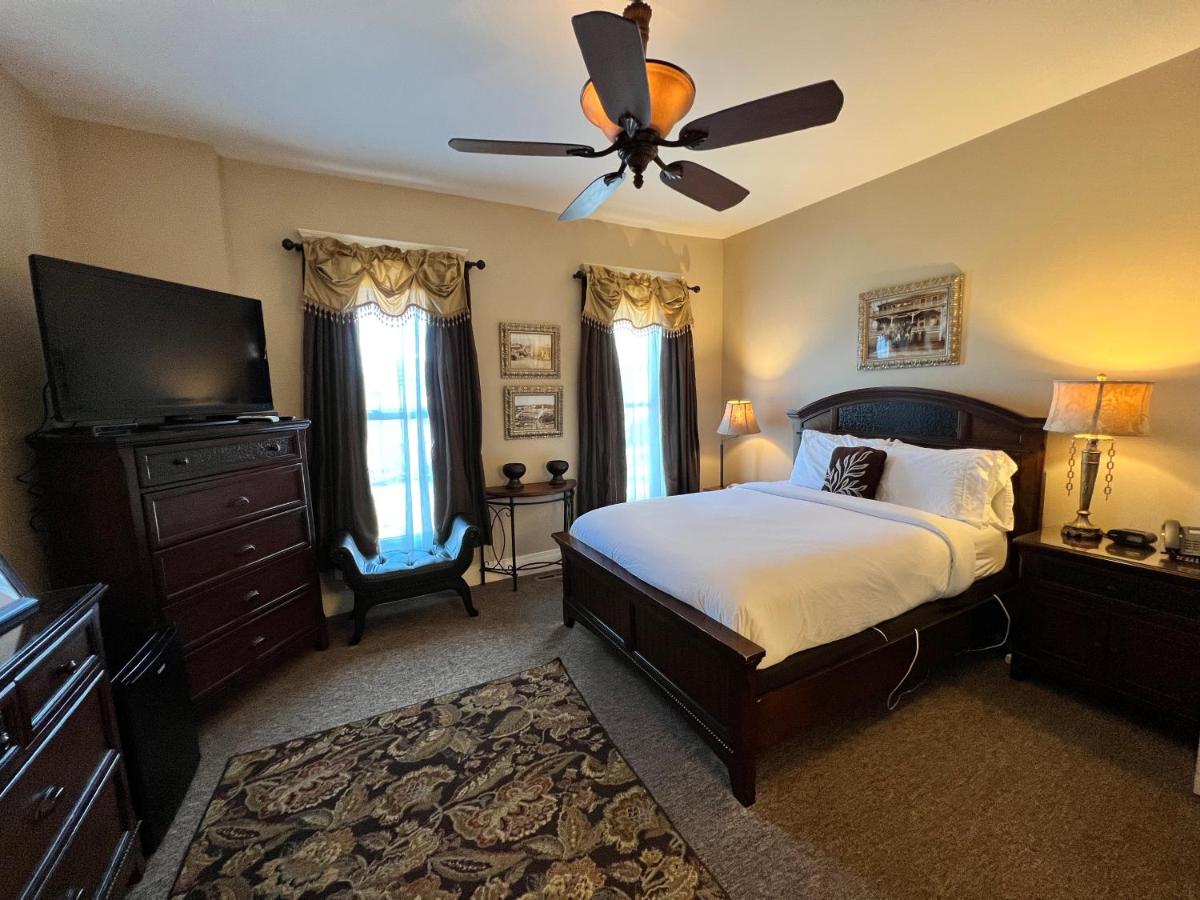 B&B Branson - Historic Branson Hotel - Heritage Room with Queen Bed - Downtown - FREE TICKETS INCLUDED - Bed and Breakfast Branson