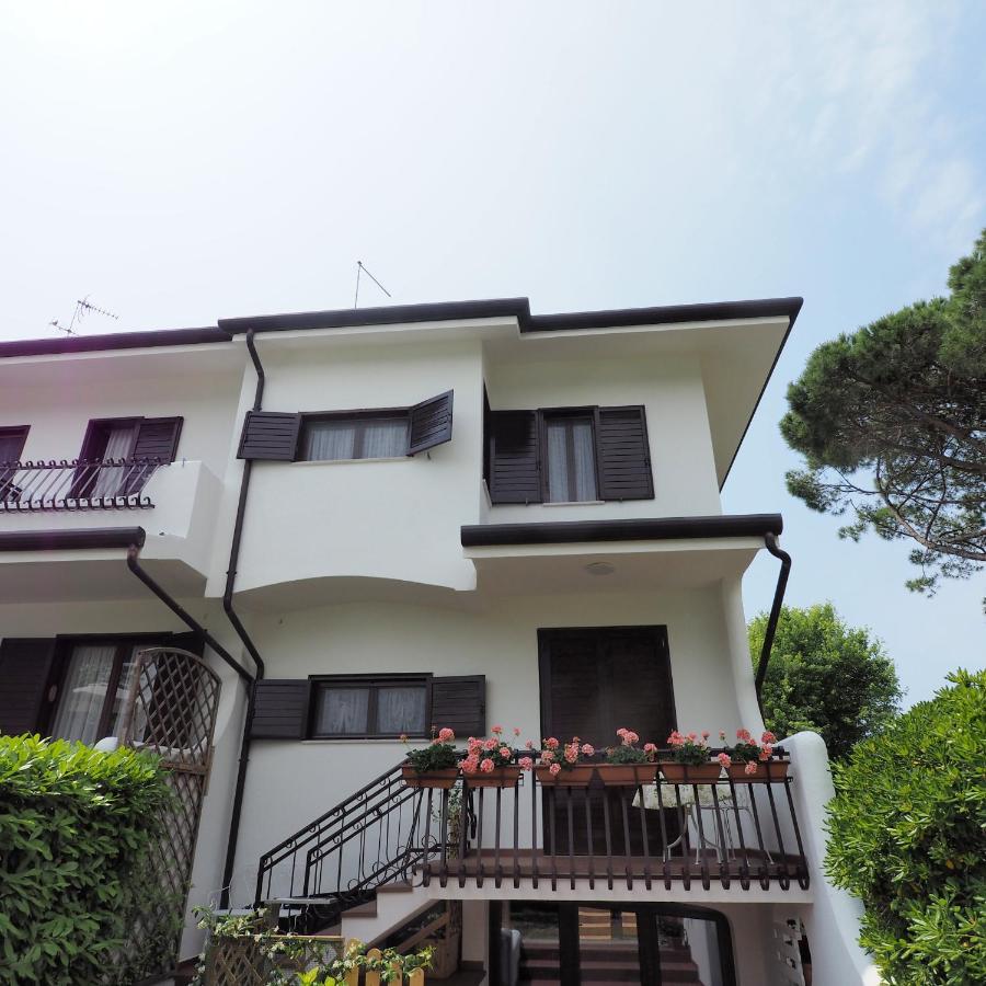 villetta con piscina a due passi dal mare - B&B